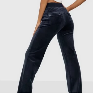Juicy Couture pants night sky  - Säljer mina populära mörkblåa Juicy Couture mjukisbyxor pga att de ej kommer till användning längre. Köpta online på märkesbutiken för 1000kr. I bra skick. Storlek M. Bara att höra av er vid frågor ☺️✨ 66kr frakt. Många intresserade så blir budgivning! Öka med 20 kr för varje bud och buda BARA om du kan tänka dig köpa de ☺️