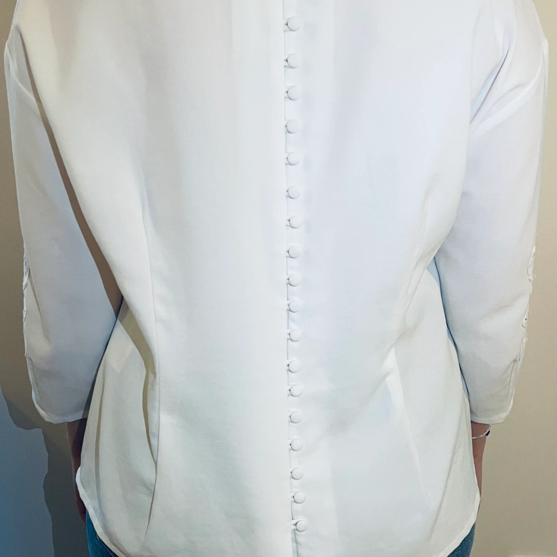 Vacker blus från Wera med underbar rygg  - 91