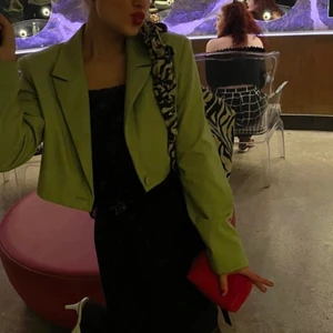 Croppad kavaj - Sååå sjukt snyggt croppad kavaj💚💚 Passar både till fest & vardag. Använd fåtal gånger!! Passar xs-m💚. Köparen står för frakt💄