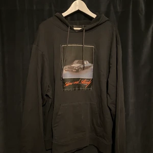 Alexander Wang Slow & Steady Patch Hoody - Svart hoodie från Alexander Wang köpt på Depop för 2000kr! Fint skick därav pris! Oversized, stor på mig som är 180.