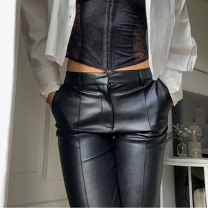 Midrise skinnbyxor  - Midrise skinnbyxor som tyvärr är lite för långa på mig som är 163, dom är i nyskick❤️