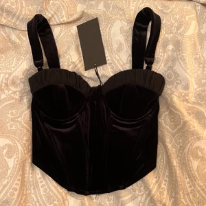 Korsett topp - En jättefin korsett topp i satin från Bershka som tyvärr inte passar mig. Toppen är endast testad av mig därav prislappen! Köparen står för frakten💓 OBS! Helt slutsåld på Bershkas hemsida!!