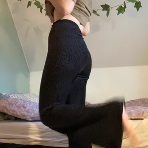 Svarta utsvängda byxor - Svarta stretchiga byxor från HM. Resår i midjan. Går ner till marken för mig som är 165cm. Jätte skönt material 