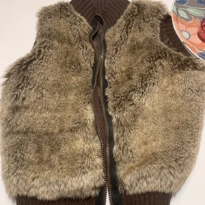 En mysig väst - En jätte mysig fake päls vest, från soho
