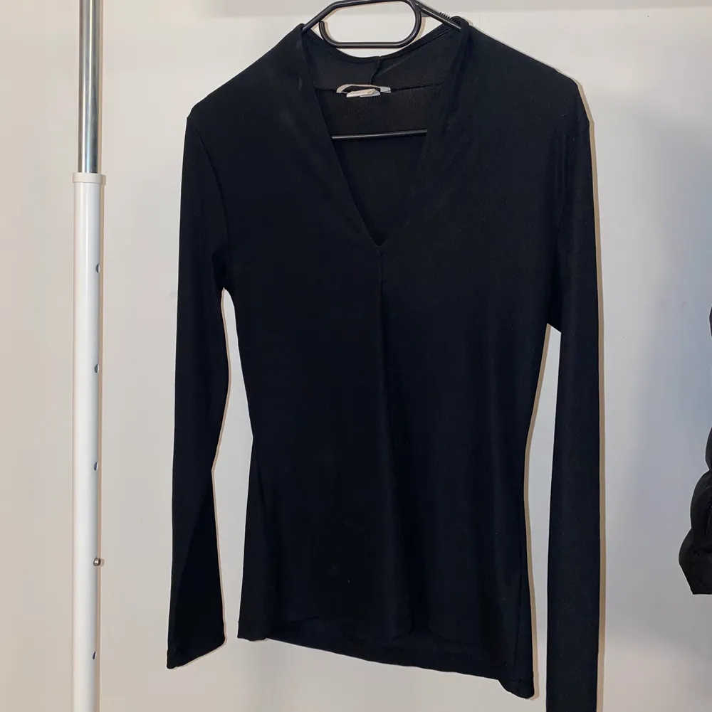 Fin svart v-ringad tröja från H&M i fint skick🖤                 Frakt tillkommer.                                                               Storlek M men passar även S. Tröjor & Koftor.