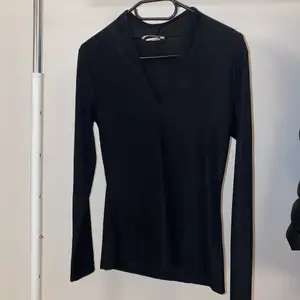 Fin svart v-ringad tröja från H&M i fint skick🖤                 Frakt tillkommer.                                                               Storlek M men passar även S