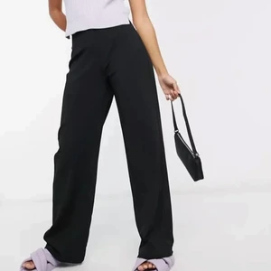 Kostymbyxor  - Svarta kostymbyxor från bershka, strl 38 ( bilderna är lånade) om ni vill ha fler bilder skickar jag gärna det!