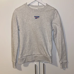 Reebok tröja, strl xs  - En fin tröja från Reebok, knappt använd och i mycket bra skick. Köparen står för frakten. 
