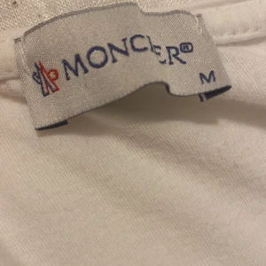 Moncler T-shirt - Säljer denna t shirten då den inte kommer till användning. Den är i storlek M!!