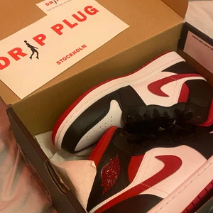 Jordans -  Air jordan 1 mid” gym red”. De är i storlek 40 men passar mer en 39. Helt oanvända och säljer eftersom storleken inte passade( hjälper en vän)