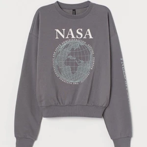 Sweatshirt  - Säljer nu min sweatshirt ifrån HM storlek S. Väldigt skönt inuti säljer pga använd den ej så mke🥰 där av väldigt nyskick❤️ så köp köp köp👍🏼✨