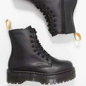 Dr Martens jadon  - Dr Martens jadon vegan leather. använt några få gånger, säljer pga fel storlek. (38 men känns som 37/37.5) kan mötas i uppsala eller skickar jag (köparen står för frakten, hör av mig om fraktkostnaden) nypris: 2300 kr