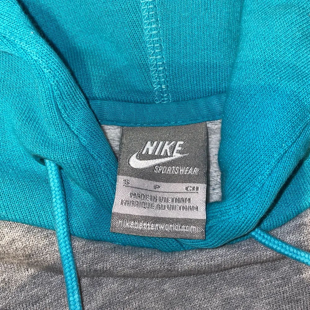 Nike hoodie storlek S  och säljer detta för 400kr. Hoodies.
