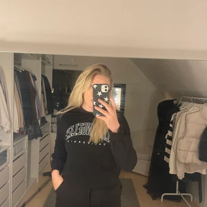 Tröja med text på - En svart tröja från shein med vit text på. Jag har använd denna tröja en gång, så nu säljer jag vidare den till nån som kommer ha mer användning av den💗💗