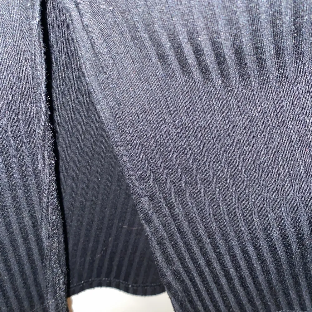 Svart lång kofta ända ner till knäna tajt på visar formen på kroppen. Tröjor & Koftor.