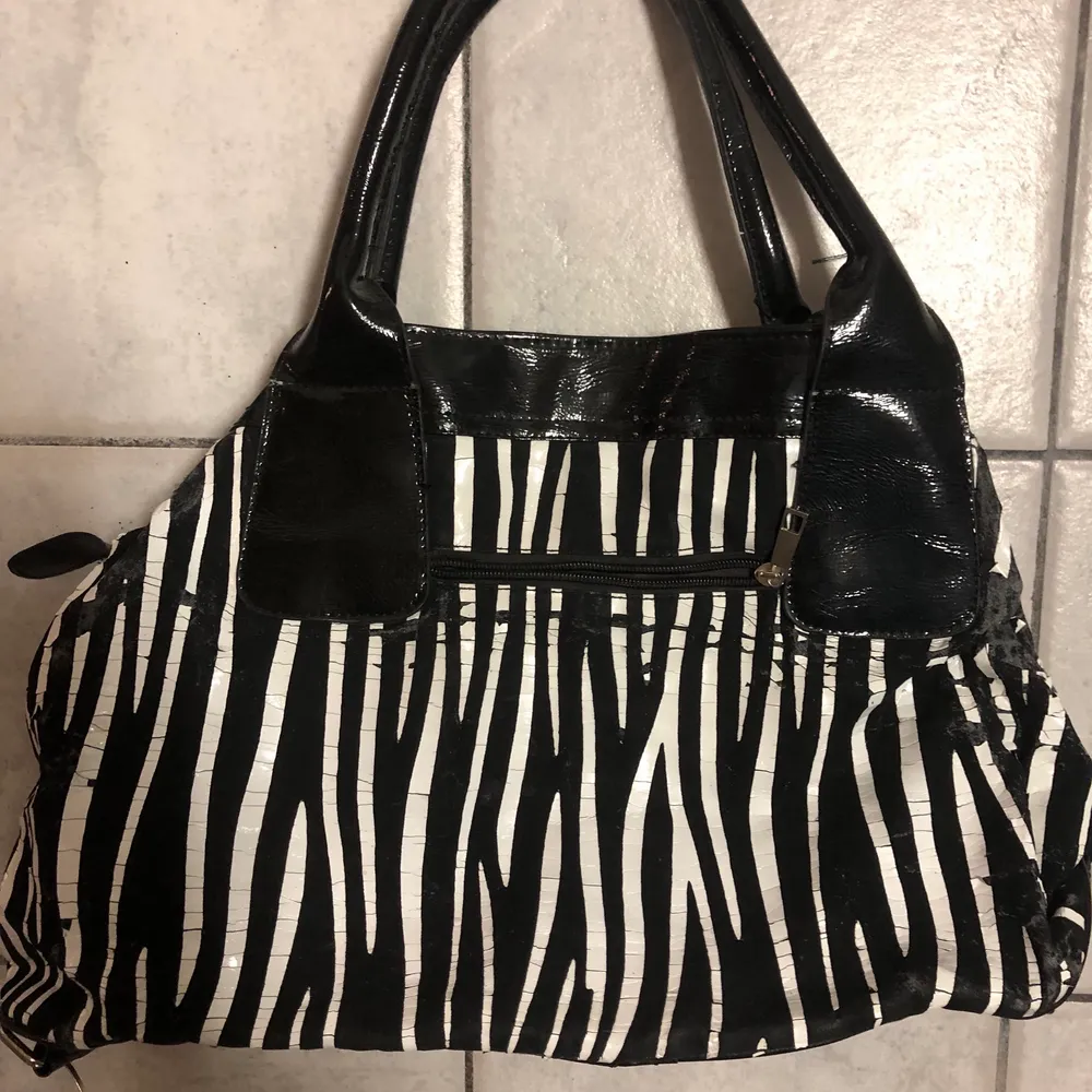 Fin väska med zebra mönster. Mönstret har lite slitningar eftersom den är rätt gammal. Väskor.