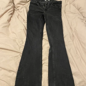Zara bootcut jeans - Jätte fina svarta bootcut jeans från zara, säljer bara för dom inte passar mig längre. Köpte dom för några år sen så användt dom en del men inga skador o ändå bra skick !😋 köparen står för frakten ☺️