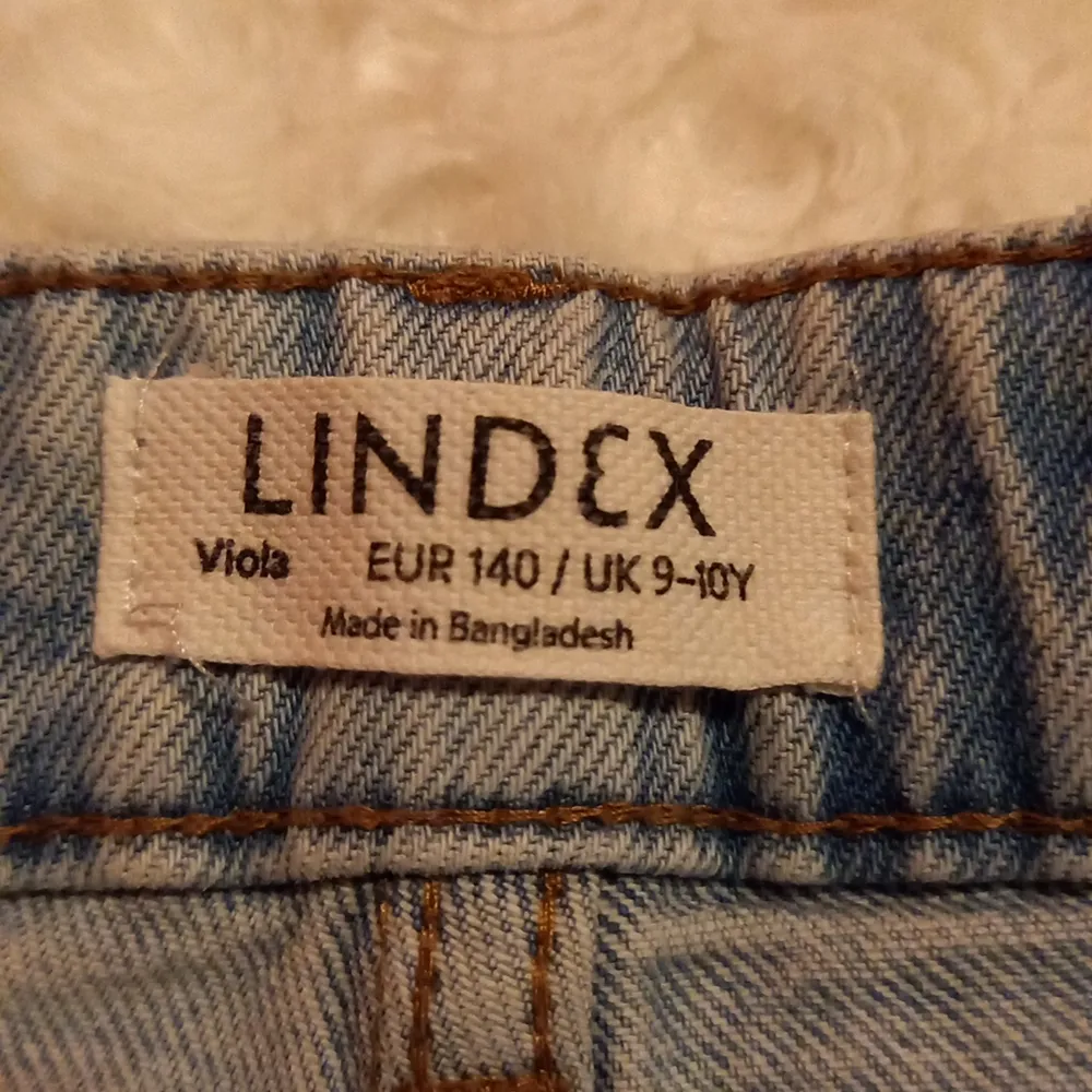 Size 140, 9-10 yrs old. Made in Bangladesh. Köparen står för frakt 66 kr säljer då för att jag vuxit ur dem de är använda 2-3 ggr. Jeans & Byxor.