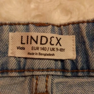 Jeans, Lindex - Size 140, 9-10 yrs old. Made in Bangladesh. Köparen står för frakt 66 kr säljer då för att jag vuxit ur dem de är använda 2-3 ggr