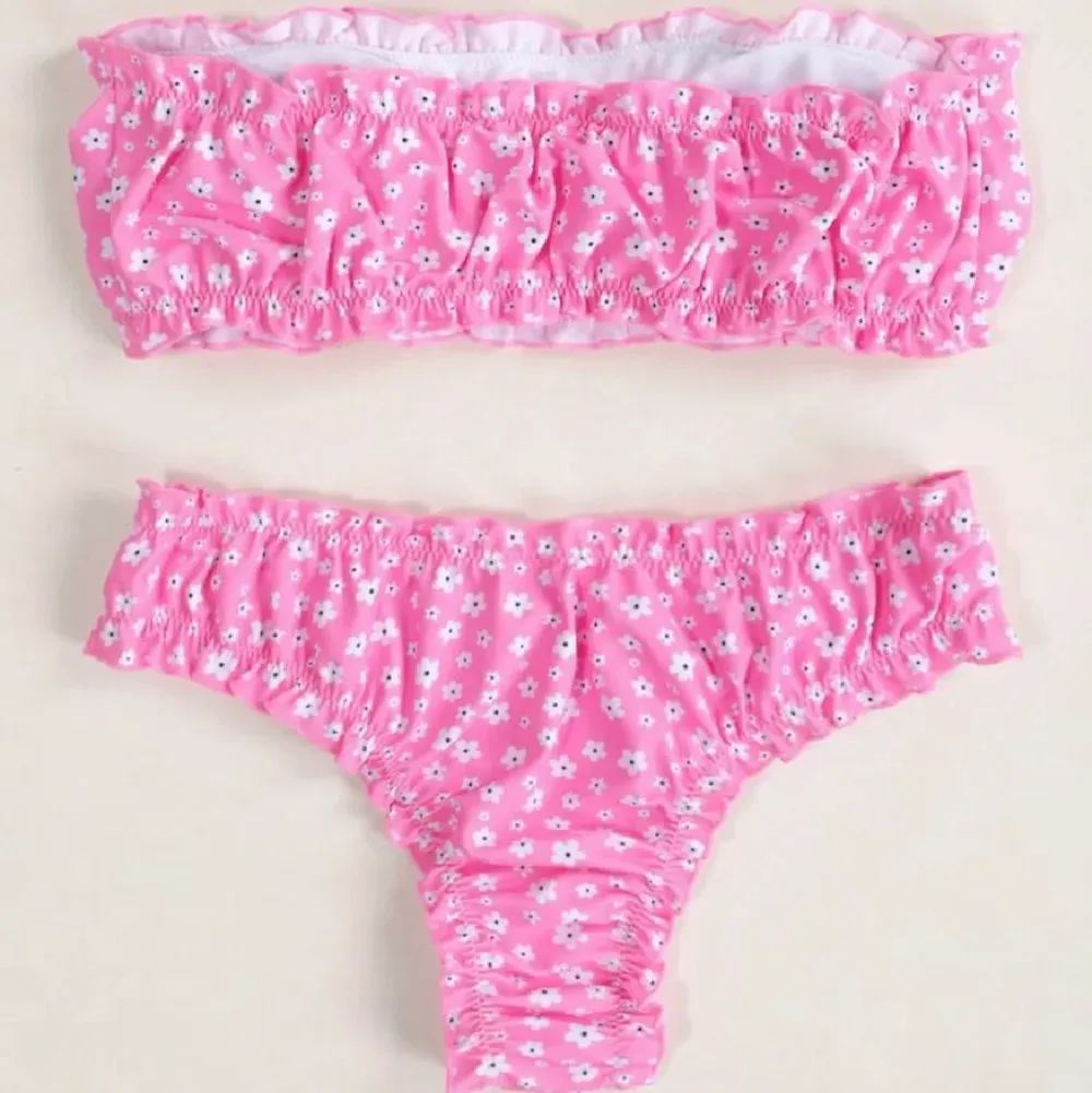 Jättefin oanvänd rosa bikini från Shein. Säljes då jag aldrig använt den. Storlek S. DM:a för fler bilder på bikinin. Frakt tillkommer kan bli mellan 24-45 kronor beroende på vikt. Övrigt.