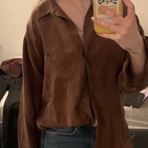 Siden skjorta - Cool siden (enligt lappen i) skjorta. Skriv ett pris så kan vi diskutera därifrån :) Frakten är antingen 26 eller 52 kr med frimärken osäkert. Storlek M står i men den passar nog XS-S också om du vill ha den lite oversized. 