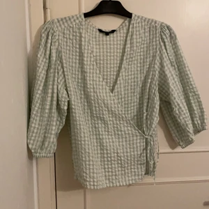 Blus med v ringning - Säljer denna blus ifrån KappAhl då den tyvärr inte kommer till användning längre! Snygg till sommaren med vita byxor! Eller en kjol, puffiga ärmar med lite resår ner till på ärmarna, knyte vid midjan och inuti tröjan (fråga om fler bilder provat) tunt tyg använd max 5 gånger😊