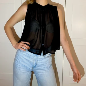 Monki - blus - svart - XS - En lätt svart blus från monki i storlek XS. Plagget har ett rakt och luftig fall och tyget är lätt genomskinligt. Har endast används ett fåtal gånger. 