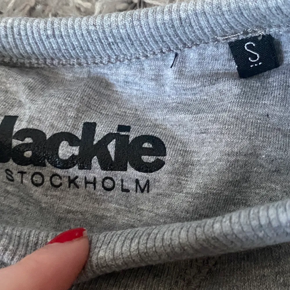 Säljer denna coola sweater från Jackie. Storlek S. Coolt tryck och jätte skönt material. Använd bara 1 gång. Köpt för 800kr, säljer för 490kr. Pris kan sänks vid snabb affär!!. Hoodies.