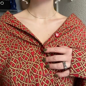 Ball kavaj med ballt mönster - Som titeln antydde är detta en ball kavaj med ett ballt mönster. Köpt second hand, och har använt väldigt sparsamt. Skitsnygg rödrostig färg med gul/guldigt mönster. Passar storlek S och M, men det e lite stor i storleken. 