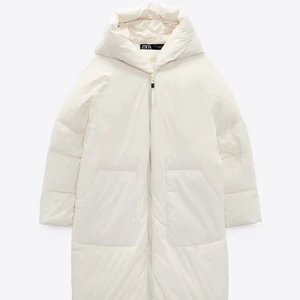 Vinterjacka  - Snygg lång vinterjacka från Zara som jag tyvärr måste sälja då jag inte får plats med mer i garderoben. Helt oanvänd, storlek S och är lite oversized i passformen. Egna och fler bilder kan fås vid intresse! Nypris 999kr. Pris kan diskuteras