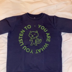 Tjocktröja med tryck  - Skit cool tjocktröja med tryck på framsidan! Tröjan är i storlek Small och kommer från märket tigersushi furs- köpt via Farfetch! 