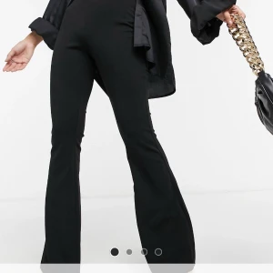 Utsvängda byxor - Jättesköna byxor i kostymbyxmaterial som passar vid alla tillfällen i storlek 38🦋 säljer då jag har andra liknade byxor. Hör av er vid minsta lilla fundering eller intresse!💕💕 vid snabb affär kan pris diskuteras!!