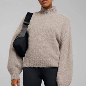 Säljer denna snygga weekday sweater som har halv zip😇 Köpte den på Plick för 300kr så kom med eget bud alternativt 200kr💛 super fin men kom tyvärr inte till användning😢 köparen står för frakten📦
