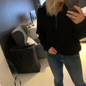 Teddy tröja - Svart teddy tröja med half zip. Märket är /stay och den är i small, men passar även medium. Lite svårt att se på bilderna men den är alltså lite lurvig ”teddy”. Kommer inte till användning, den är i bra skick