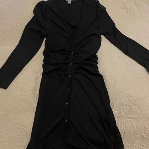 Klänning  - Kläning från asos i en marinblå färg använd en gång sitter smickrande på kroppen🖤🖤🖤