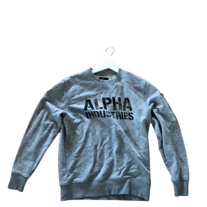 Alpha industries collage tröja - Väl använd alpha industries tröja. Ganska nopprig. Storlek S. 