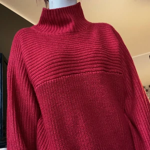 Röd turtleneck sweater - Röd sweater från Monki. Storlek M. Frakt 62 kr 🌿 Finns i Västerås! 