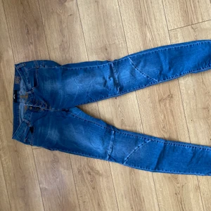 Blåa lågmidjade jeans  - Knappt använda, passar mig som har 36-38 annars. 
