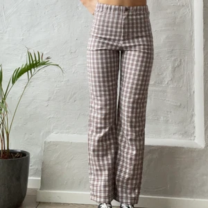 brandy melville byxor - supersnygga byxor från brandy melville💫 använda fåtal gånger! sitter superbra och är i stretchig material💜 perfekta under vinter och höst✨ jag är 170cm och har vanligtvis strl s/34/36