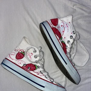 Converse - Snygga skor som är för små för mig. Kan inte garantera äkthet. Hör av dig vid frågor eller funderingar💕 köparen står för frakt (66kr) 📦 🥰