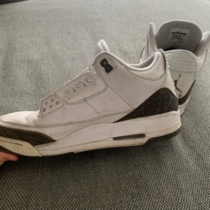 Jordan 3 mocha - Jordans som jag köpte i somras för cirka 3500 på goat. Går nu för upp mot fem/sextusen. Billigaste begagnade på goat kostar runt tretusen. Säljer då de inte kommer till användning längre. Hyfsat slitna men värd priset för så pass exklusiva skor. Kan gå ner till 1500 vid snabb affär!