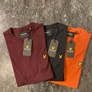 NYA! Lyle & Scott 3 för 500 strl Medium - Helt nya t-shirts ifrån Lyle & Scott. 3 för 500kr! (Eller om du vill köpa 1 så är det 200kr/styck) Färger på bild: Vinröd, Svart och Orange. Alla är storlek: Medium. Nypris: 299:- / styck. 3 för 500 blir ca 45% rabatt. Rekommenderas att skicka med spårbar frakt , men köparen får givetvis bestämma valfritt fraktalternativ. Kommer att skicka konfirmationer när plaggen är skickade och följa upp under leveransen tills varan är framme. Har ni några frågor är det bara att kontakta mig.