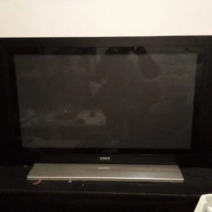 Thompson Scenium LCD TV, 32 TUM (Som Ny) - Thompson's höga upplösningen, 1366 x 768, innebär att skärmen är klar för HDTV & ger en mycket detaljrik bild med fin skärpa. Högtalarna är på sidorna för bra ljud. Text-TV finns, samt det viktigaste ingångarna: DVI, VGA, scart(RGB), komponent, s-video & komposit. Det går att koppla in i princip vilka andra produkter som helst, tex dator, DVD-spelare, spelkonsol, digitalbox etc. Man kan koppla in i princip vilka andra produkter som helst, tex dator, DVD, spelkonsol, digitalbox. Kontroll ingår ej