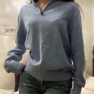 Ljusblå Tommy Hilfiger tröja i 100% bomull❣️ På tröjan står det att den är i storlek M men passar perfekt som storlek S också💞