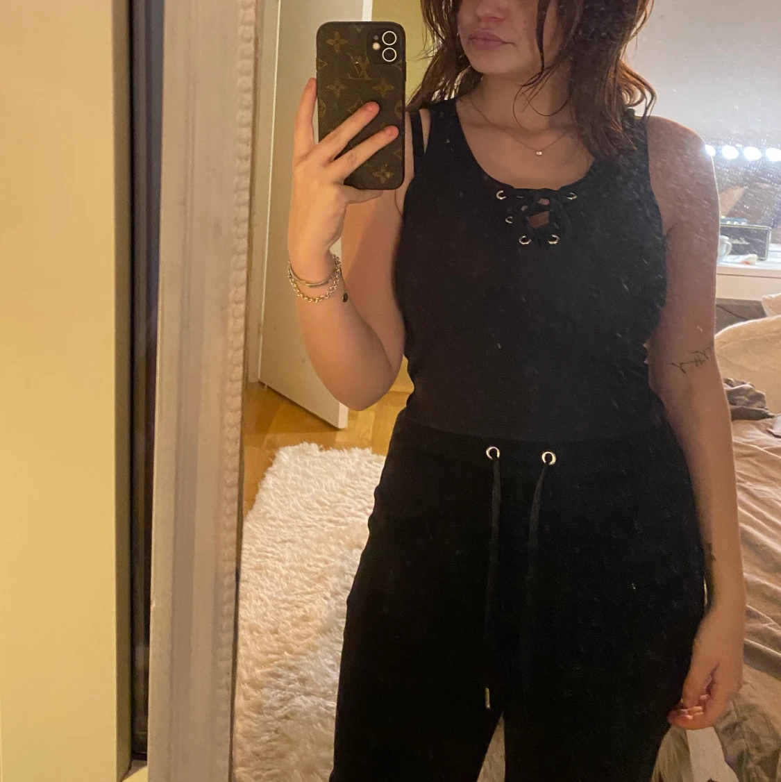 Svart linne med knytning