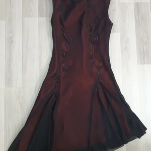 Klänning asymetriskt stl 36 - Knälång asymetrisk klänning med pärlor på stl 36