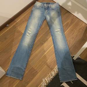 Låg midjade jeans med lite flare från D-ID.  Storlek 24 och alldeles för små för mig därav varför jag säljer dem