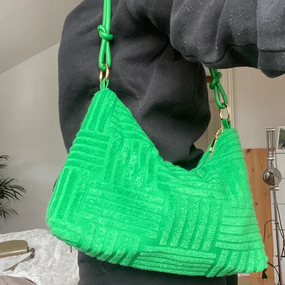 Grön väska från shein. Aldrig använd. Köpare står för frakten 🌸. Accessoarer.