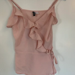 Linne volang H&M - Fint oanvänd linne med volanger från HM.