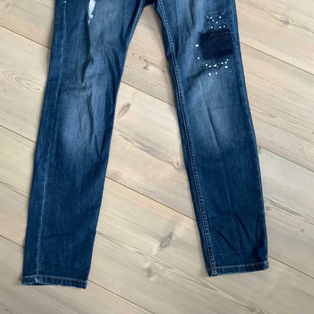 Jätte snygga jeans köpta från sellpy för 200kr, passar tyvärr inte mig :/ ungefär stl m-l kanskeee, passar med ett coolt bälte också ;) skriv om du har funderingar eller om du är intresserad så diskuterar vi pris tillsammans<3 (kollar frakt sen). Jeans & Byxor.
